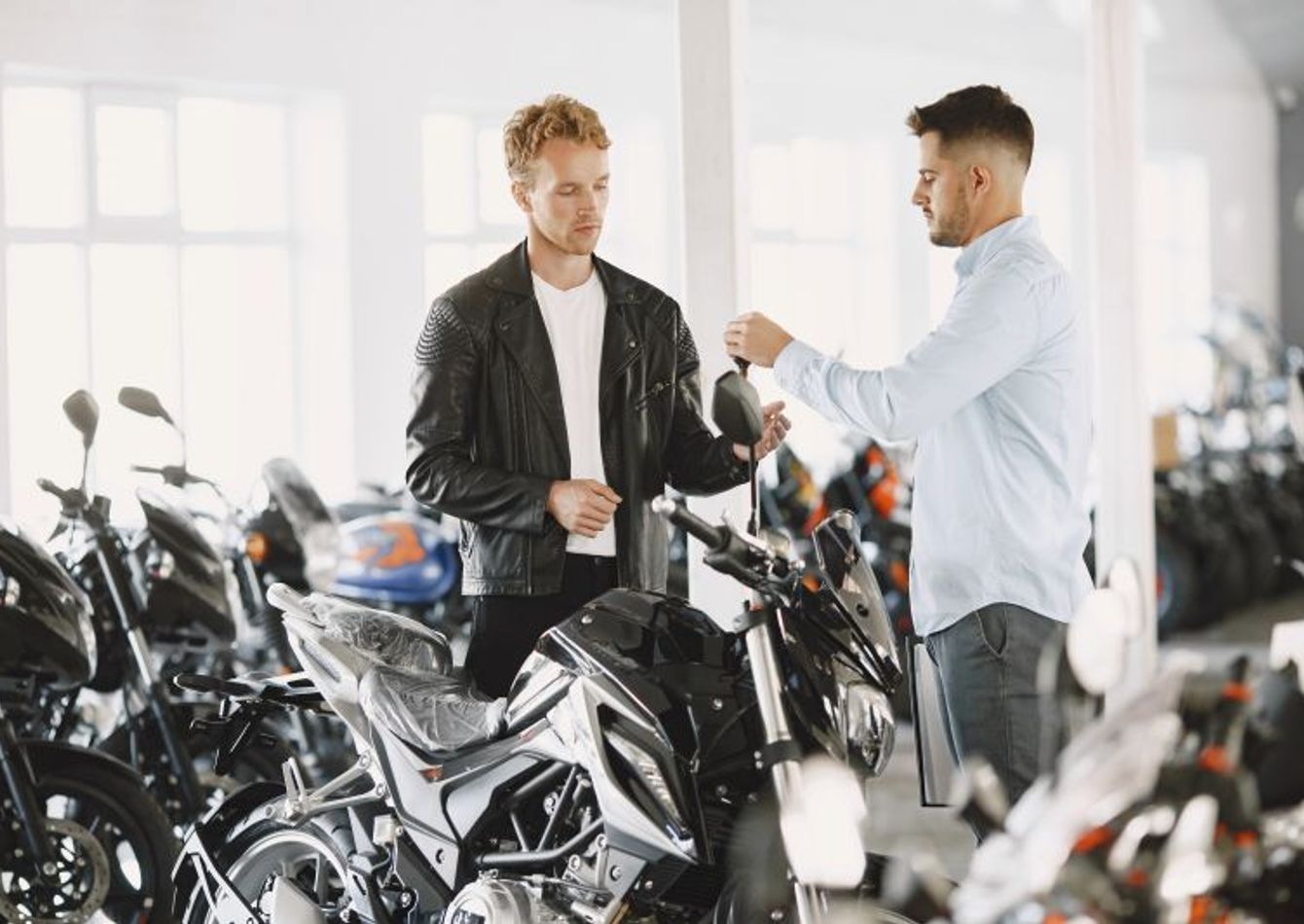 (al-VlF-JDnpWnpTpMe1vf)man-choosed-motorcycles-moto-shop-guy-black-jacket-manager-with-client%20(sm).jpg