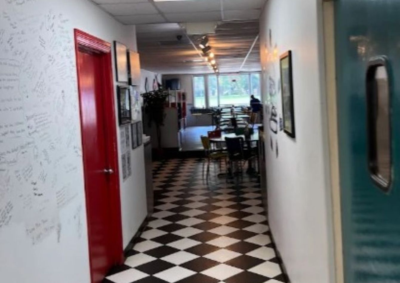 (VTaJzbQhwcUhO0inVdKUt)Hall.jpg