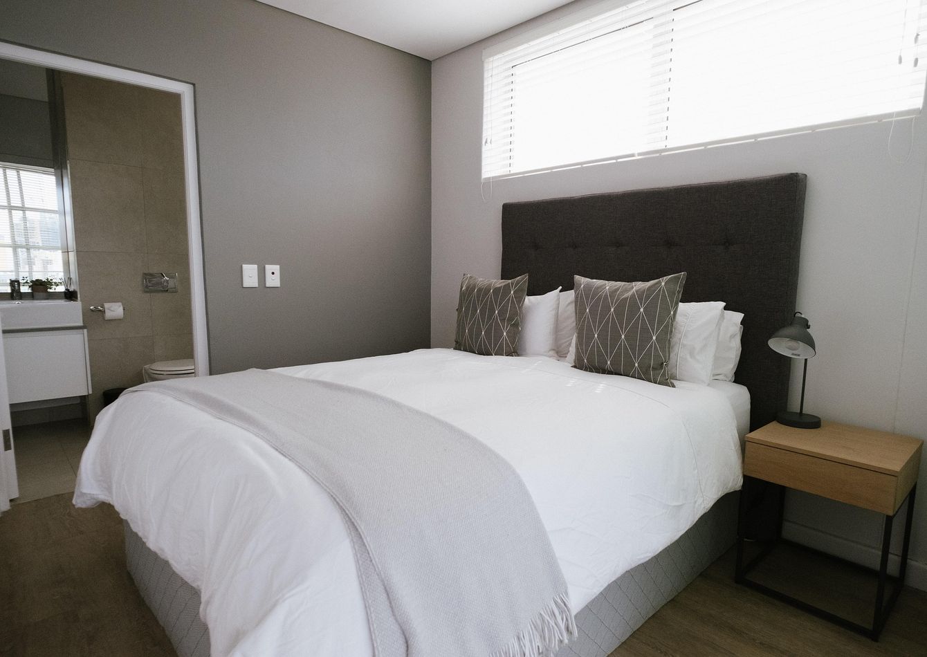 (3AGcx0K_oLMGIMC1bhj-9)Extended%20Stay%20Hotel%202.jpg