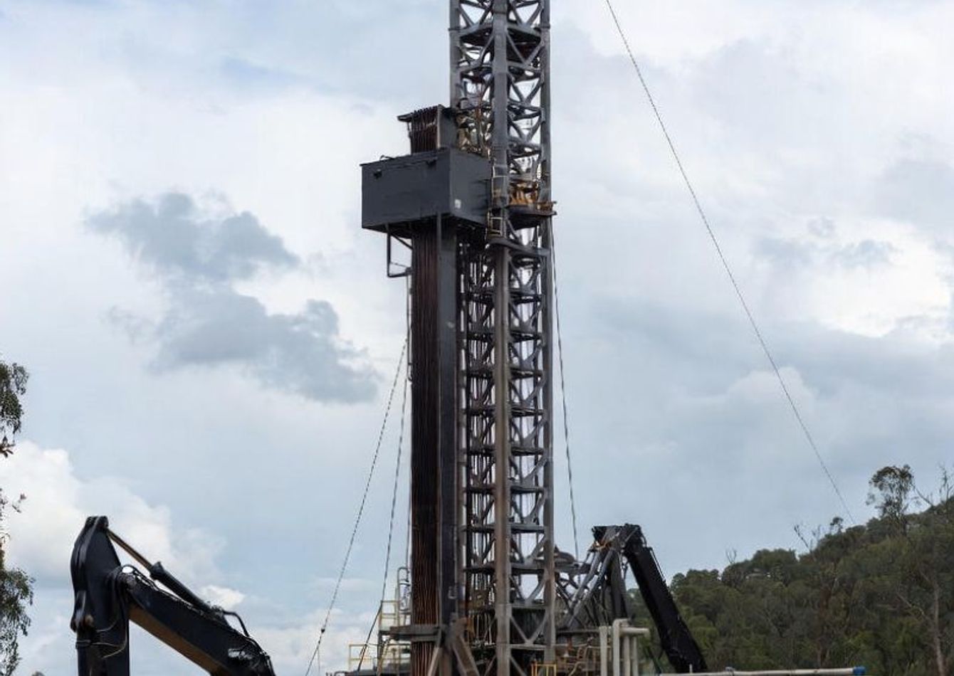 (xKT1L4t2Xy3v4zeaTqqyA)equip%20with%20drilling%20rig.jpg
