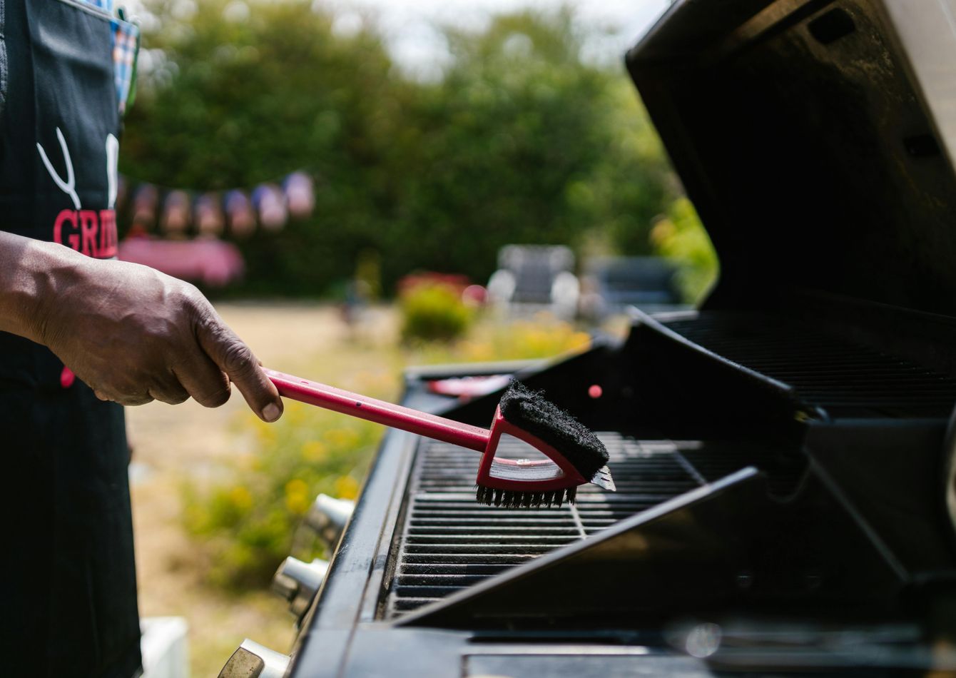 (_qtnSusMzKTyfQPqO8f3L)BBQ%20Grill%20Cleaning%202.jpg
