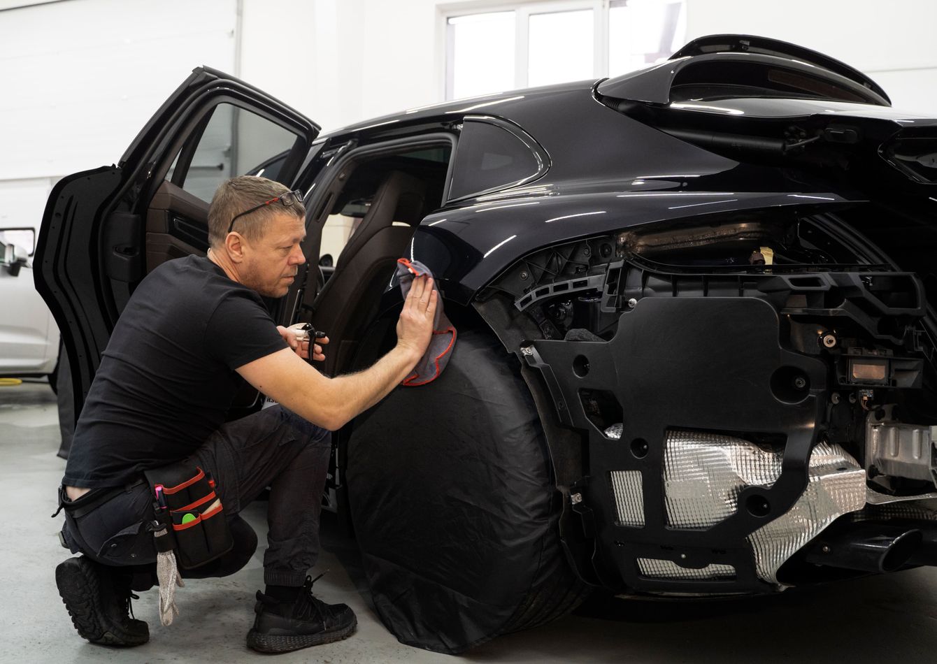 (3MFQdqRHLWgdlDJYHfMrN)person-working-car-wrapping%20(1).jpg